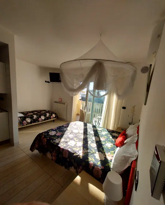 Planimetria indicativa della camera con area notte, zona cottura e bagno